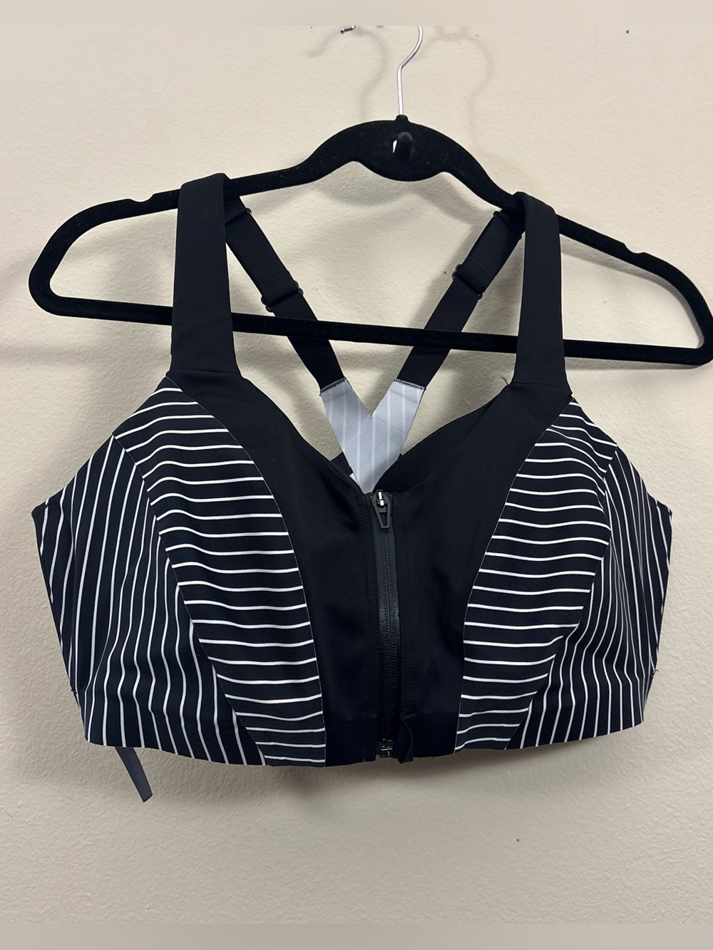 Victoria's Secret Knockout Front-Close Sports Bra Black & White Pinstripe 38DD